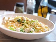 Рецепта Спагети с бял сос от пилешко месо от гърди, броколи и заквасена сметана